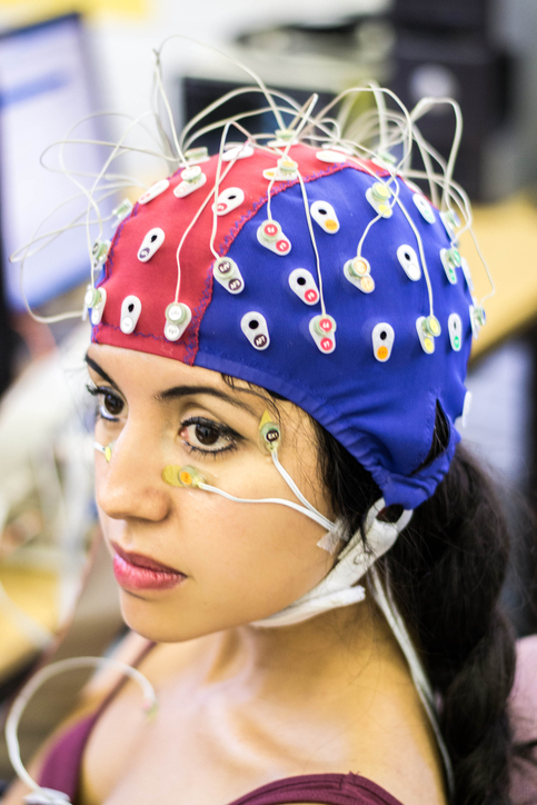 EEG-Untersuchung einer Frau, Elektroden am Kopf