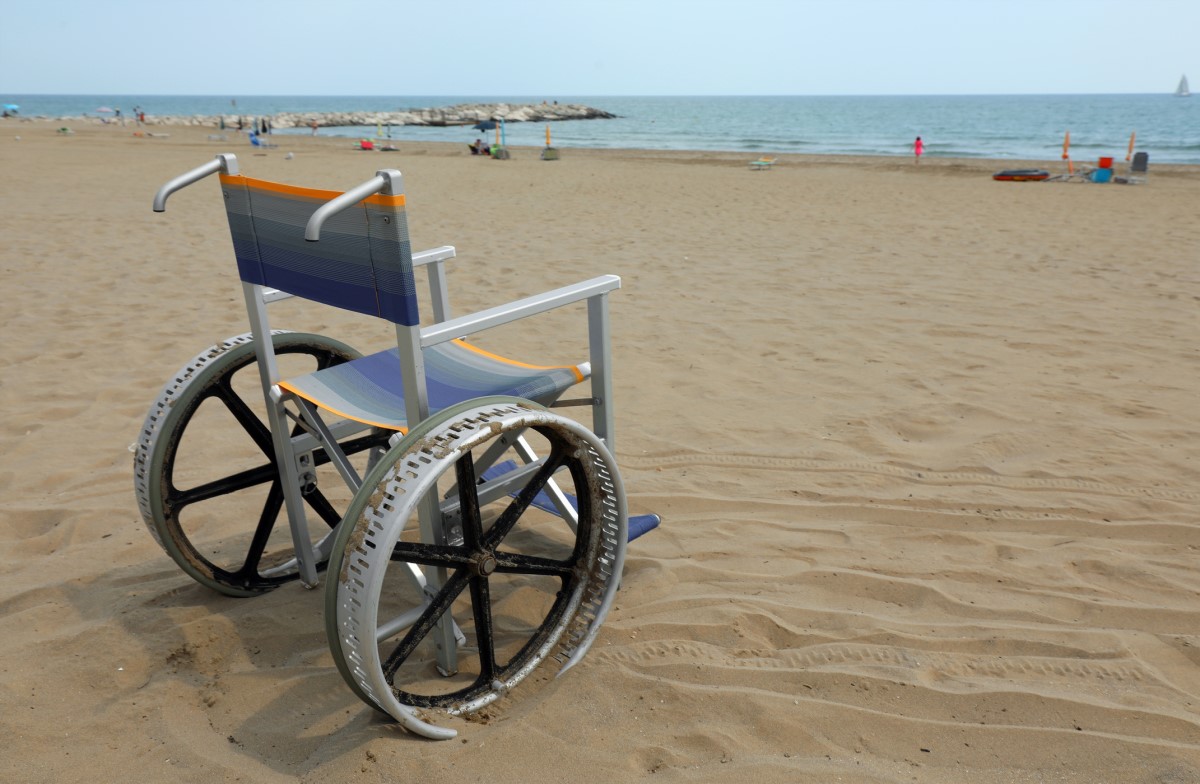Leerer Rollstuhl am Strand