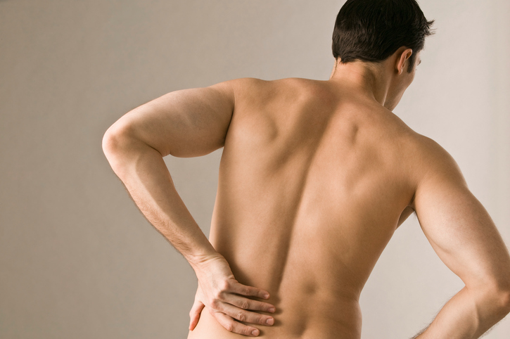 Ein junger Mann hat Rückenschmerzen wegen Bechterew
