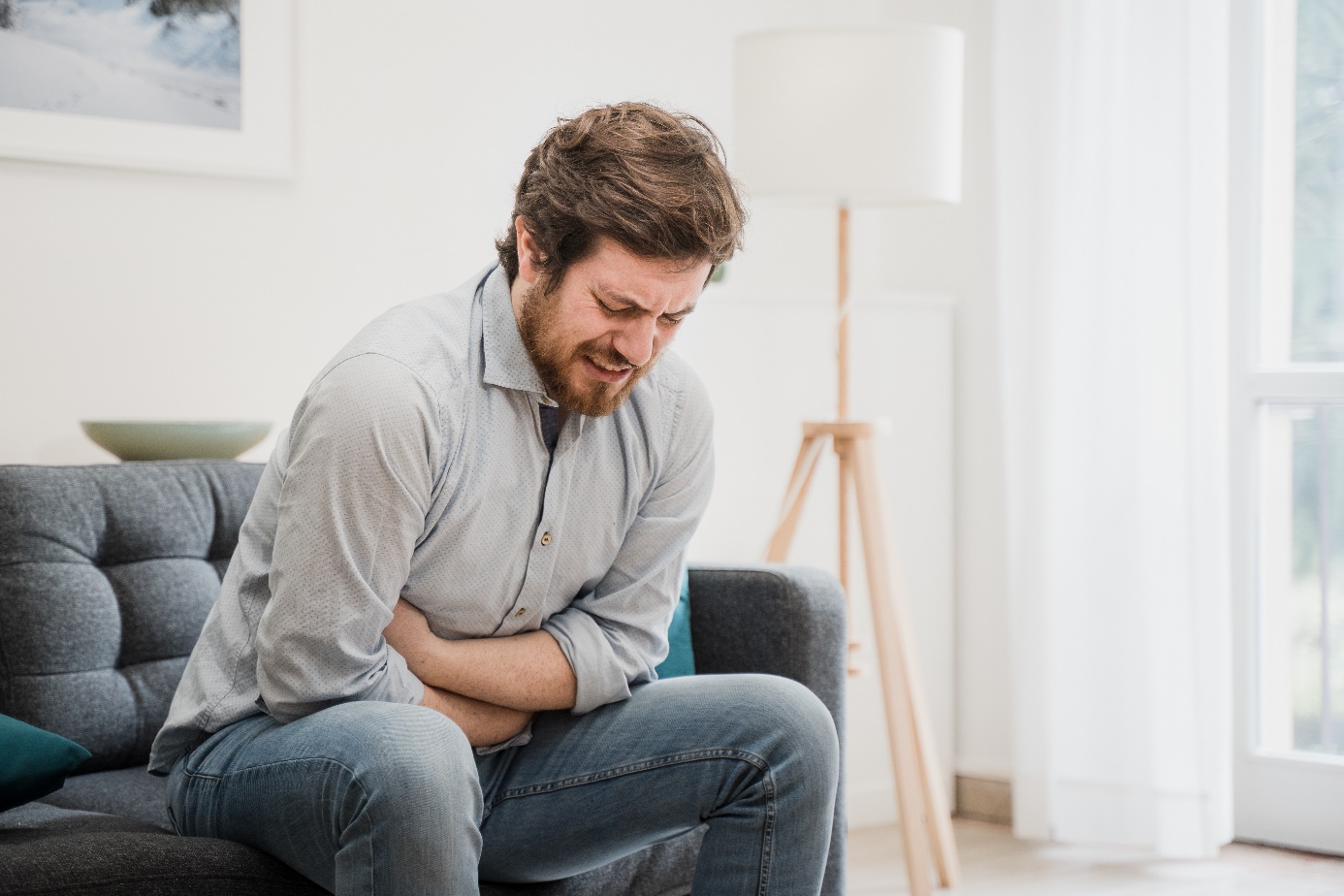 Schmerzen im Oberbauch sind das häufigste Symptom sowohl von Magen- als auch von Zwölffingerdarmgeschwüren.