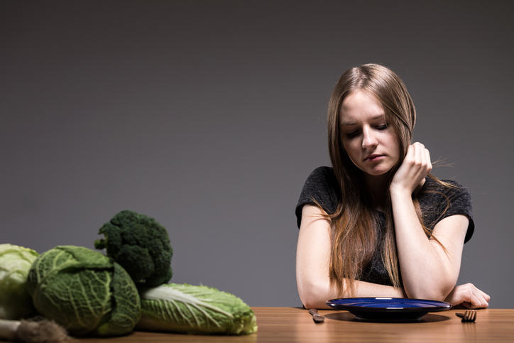 Bulimie und krankhafte Überzeugungen über eine gesunde Ernährung, Frau, Magersucht, Gemüse