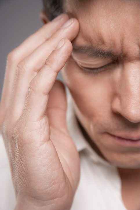 Ein Mann leidet unter Migräne mit einseitigem Kopfschmerz