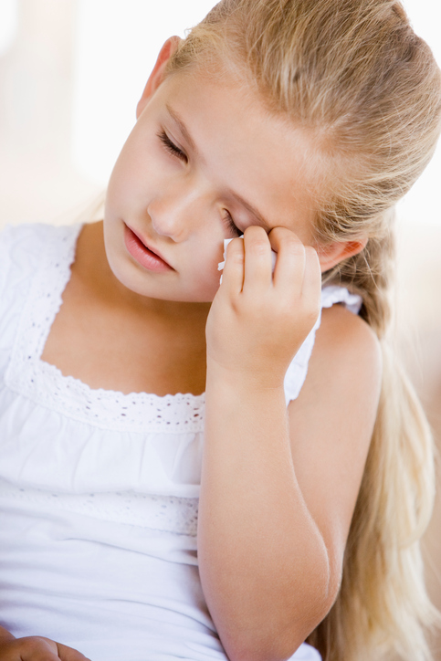 Migräne tritt auch bei Kindern auf, das Mädchen hat Kopfschmerzen