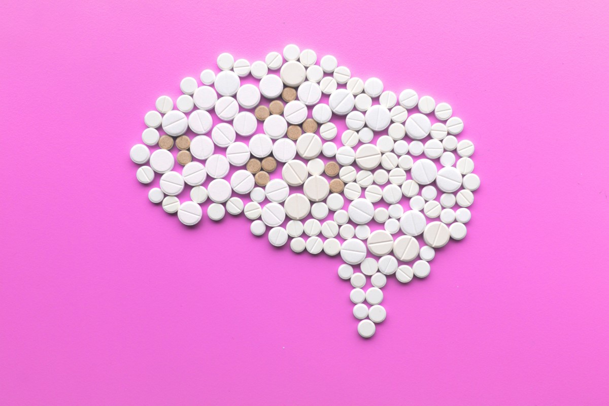 Behandlung - Medikamente, ein aus Tabletten gebautes Modell des Gehirns
