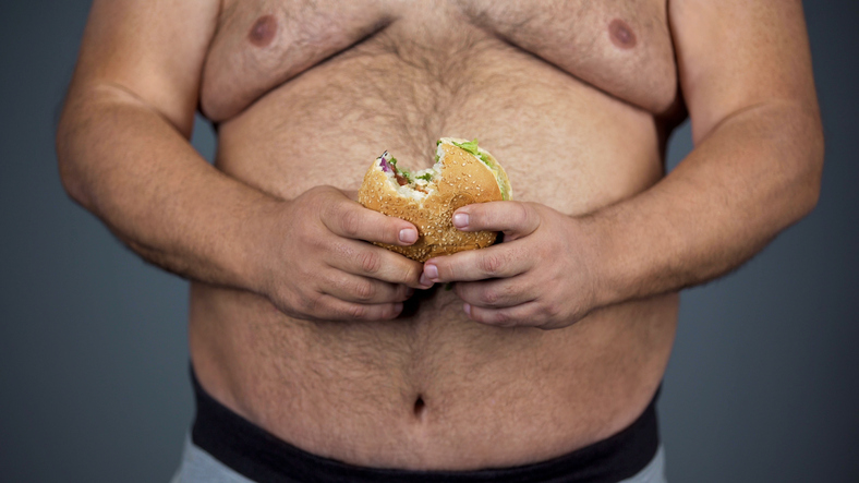 Mann, dicker Bauch und Hamburger