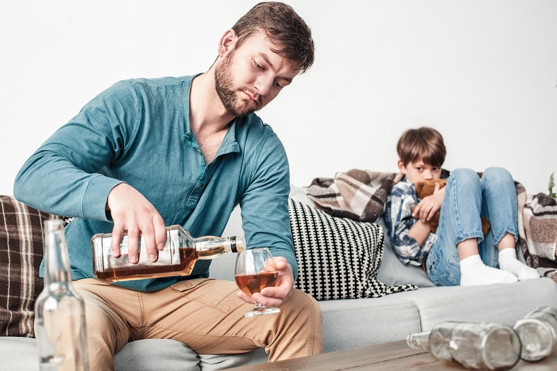 Die Alkoholabhängigkeit des Vaters, unter der vor allem die Kinder leiden.