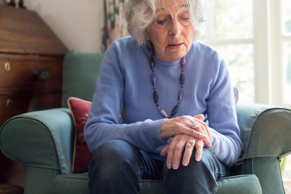 Eine Frau hat aufgrund der Parkinson-Krankheit Probleme mit dem Zittern ihrer oberen Gliedmaßen