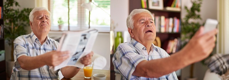 Presbyopie, ein älterer Mann hat Probleme beim Lesen aus der Nähe