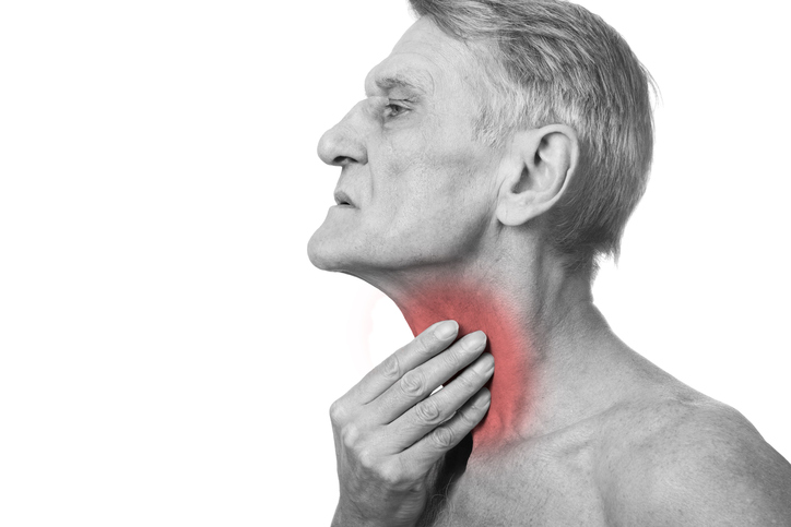 Ein älterer grauer Mann hat Halsschmerzen, ein Problem mit seinem Kehlkopf