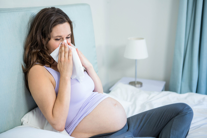 Schwangere Frau mit Grippe