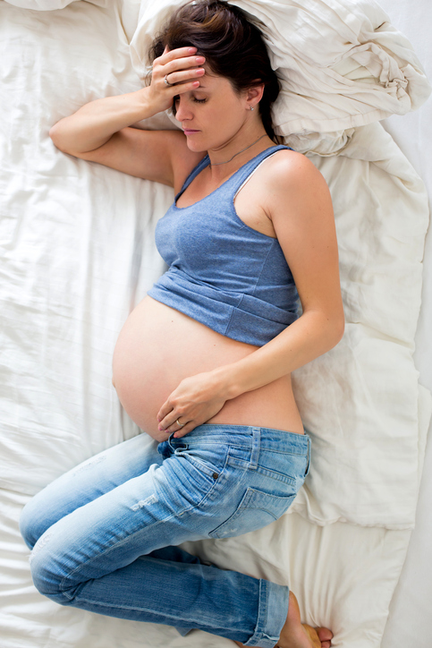 Schwangerschaft und Schlaflosigkeit, Frau liegt auf dem Bett