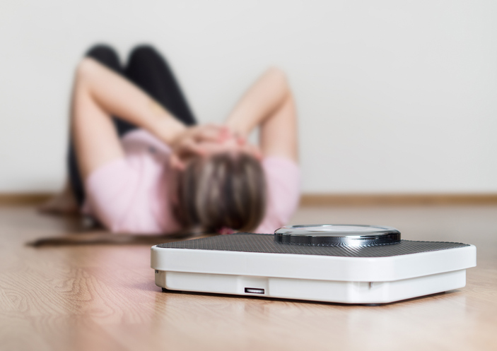Bulimie - eine Frau, die auf dem Boden liegt, Gewicht, Körpergewicht, Angst