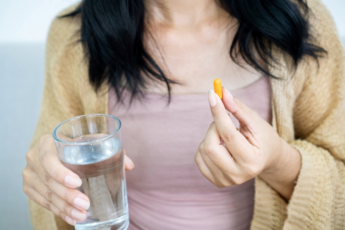 Medizin in den Händen einer Frau