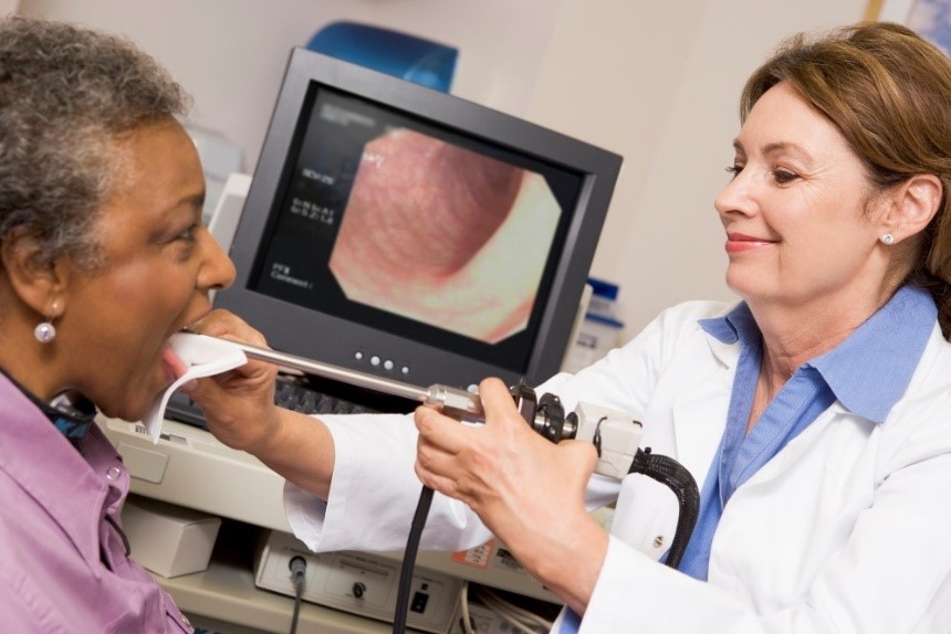 Bildgebende Diagnostik - Laryngoskopie, Frau und Arzt mit Endoskop, Kamera und Untersuchung