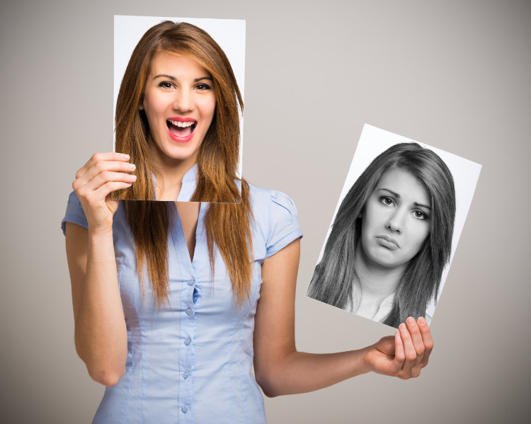 eine Frau mit zwei Fotos, von denen das erste lächelnd vor ihr Gesicht und das zweite traurig aus ihrem Gesicht gehalten wird