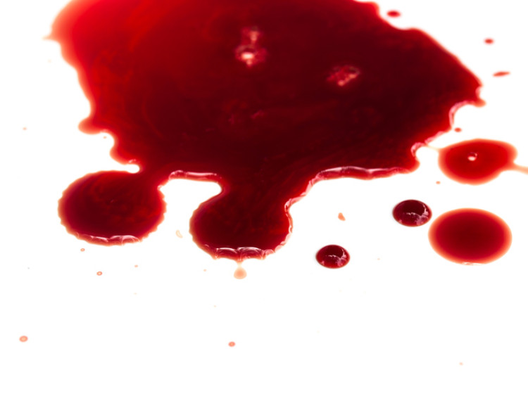 verschüttetes Blut auf weißem Hintergrund