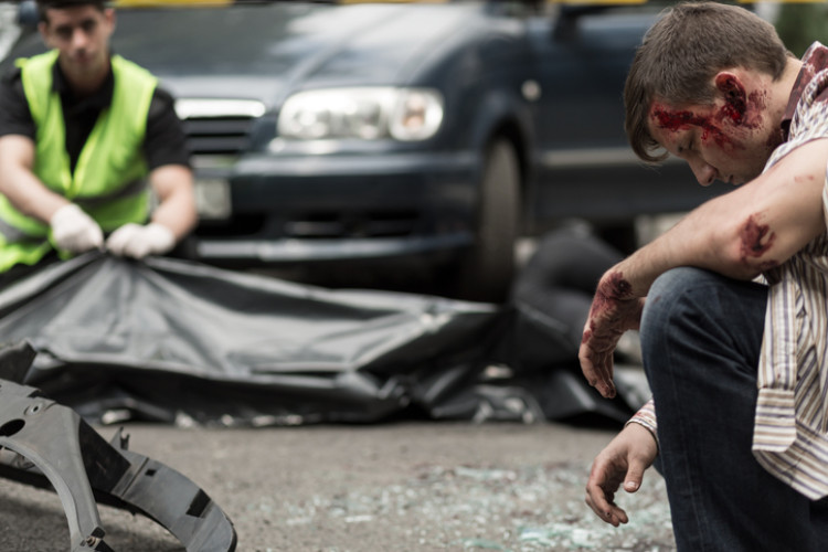 Mann mit blutigem Kopf nach Autounfall