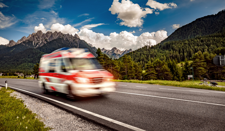 Ein Krankenwagen fährt die Straße entlang.