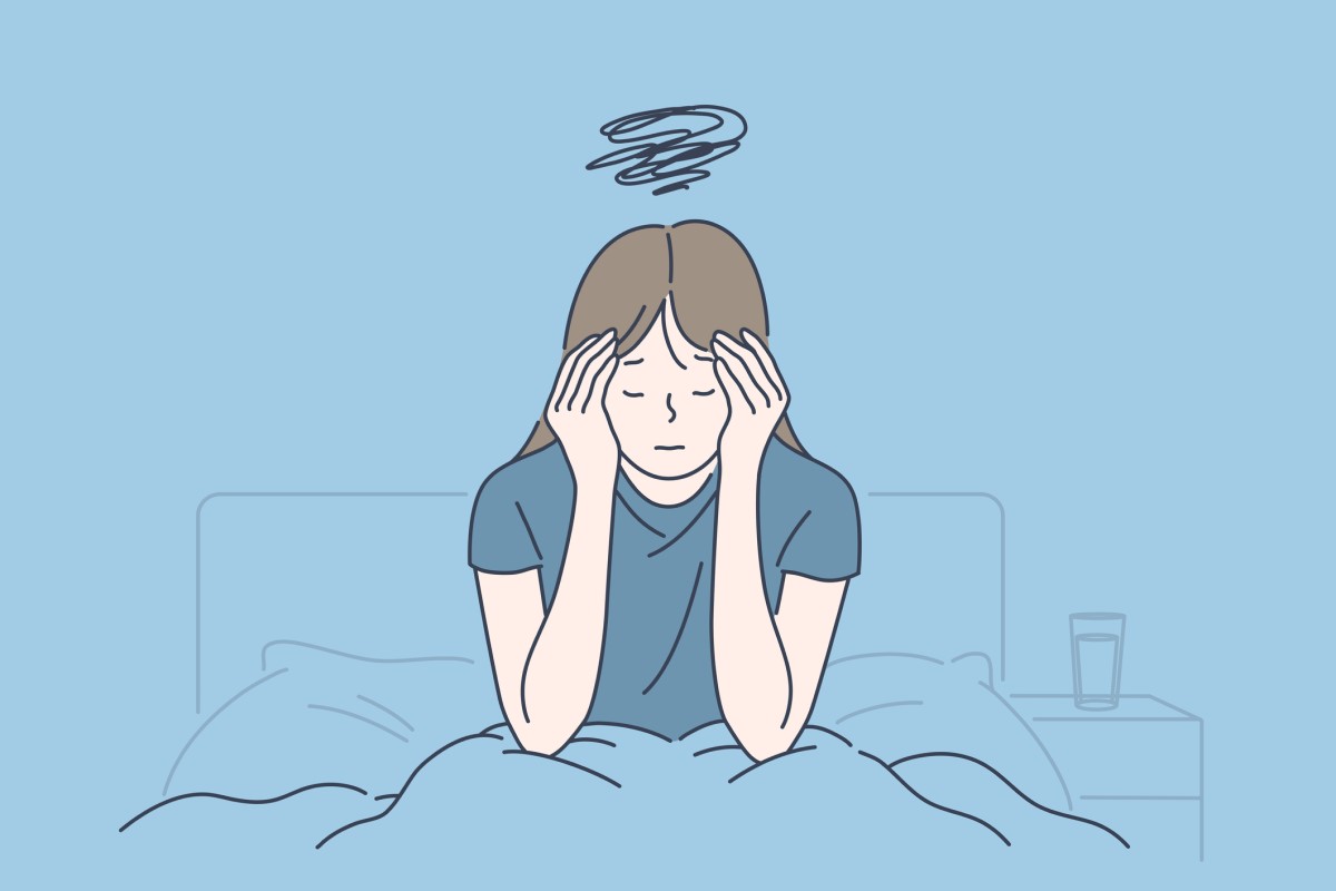 Kopfschmerzen einer Frau im Bett