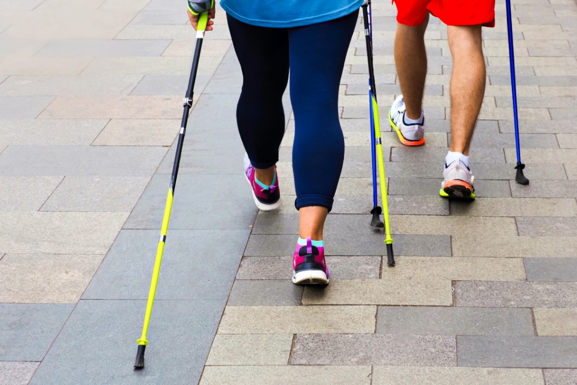 Stöcke und geeignete Schuhe für Nordic Walking