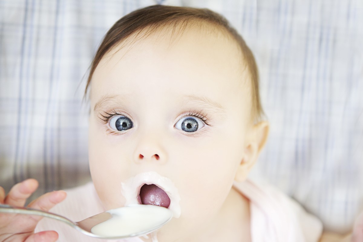 Diät mit großen Augen beim Joghurt essen