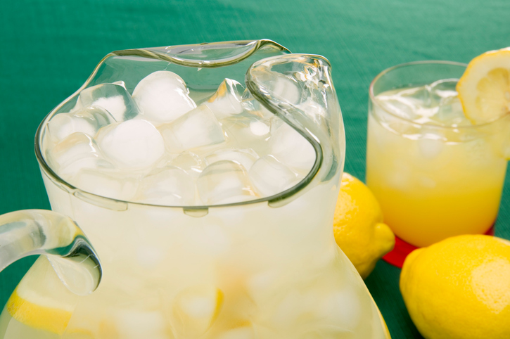 Glaskrug mit Limonade und Eiswürfeln