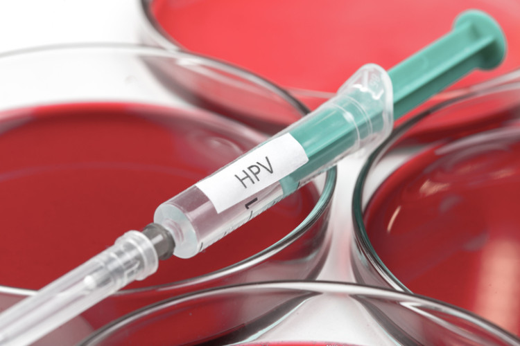 Spritze mit HPV-Impfstoff
