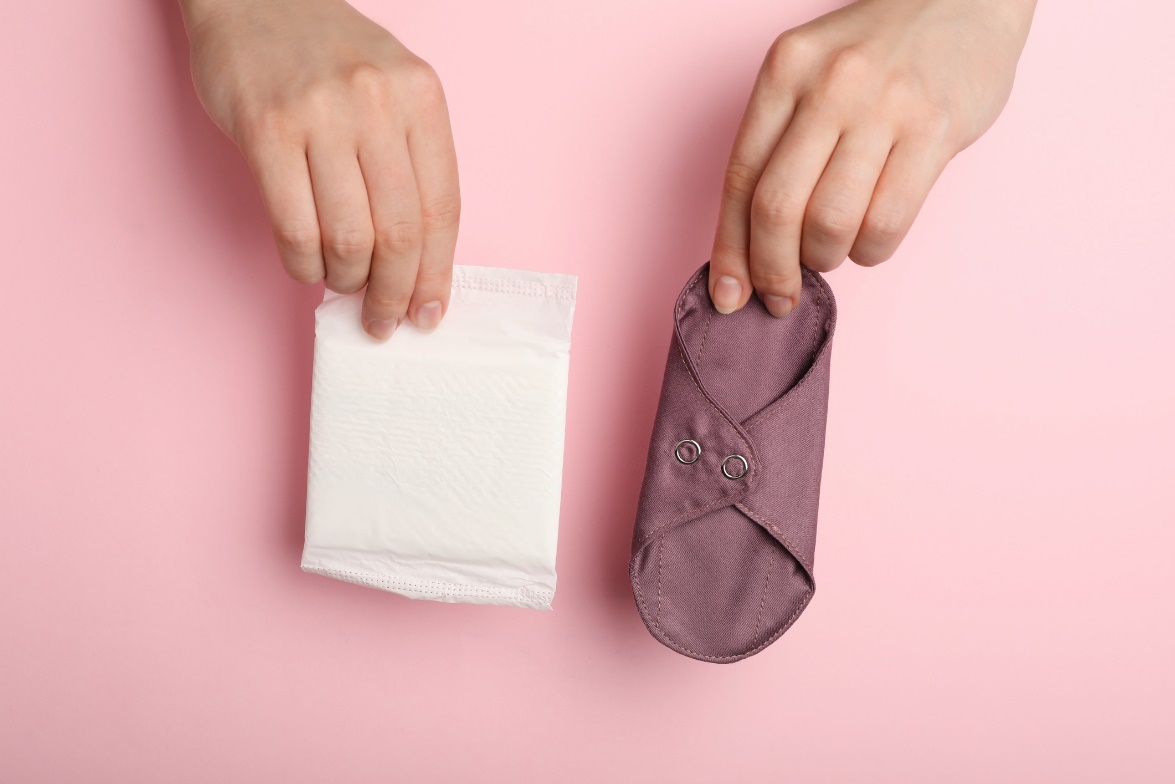 Einweg- und Stoffbinden für die Menstruation