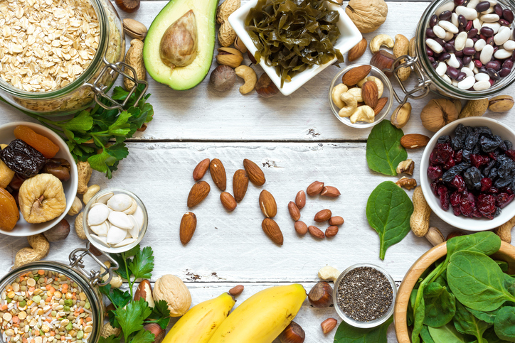 Magnesium, ein in der Nahrung vorkommendes Ion, in Nüssen, Avocados, Bananen, grünen Gemüseblättern