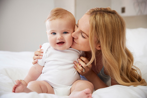 Mutter küsst ihr glückliches Kind