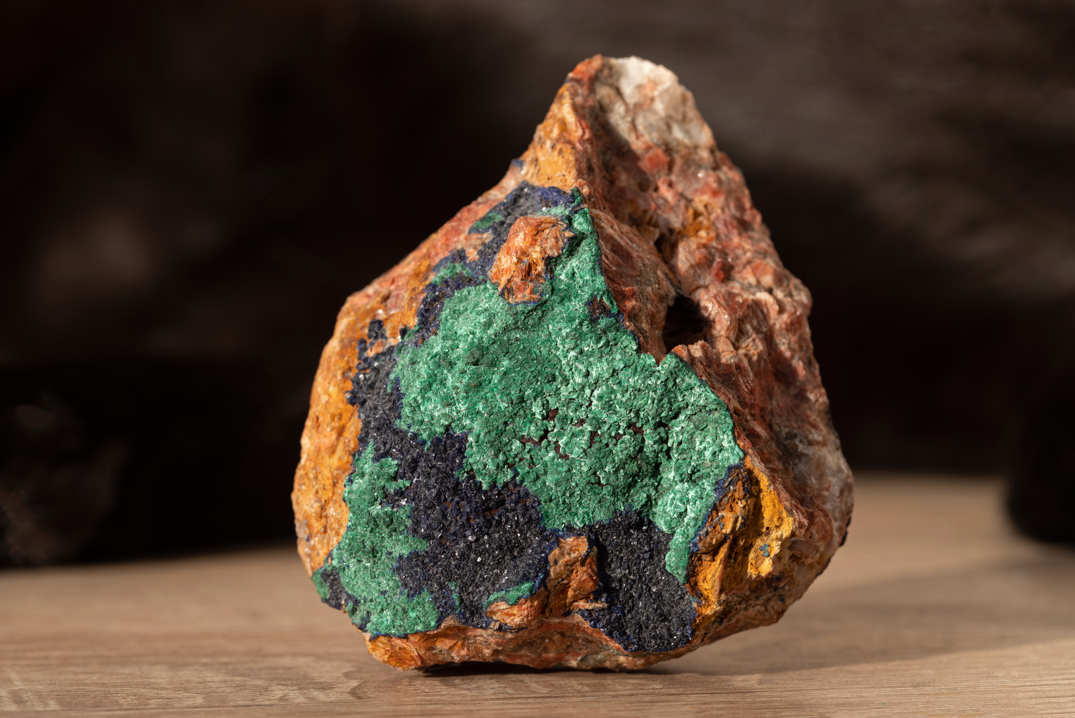 In der Natur kommt Kupfer als Bestandteil vieler Mineralien vor.