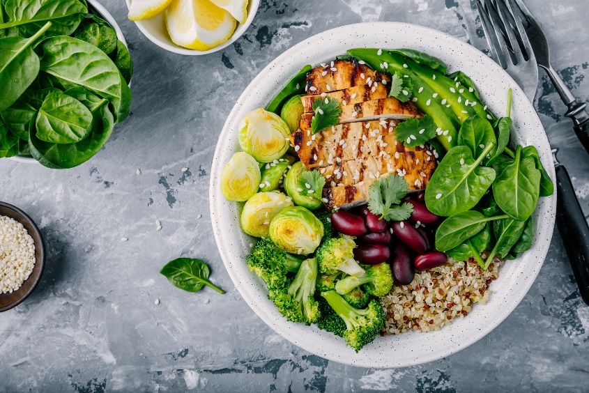 Beispiel für eine vollständige Hauptmahlzeit: mageres Hühnerfleisch und Bohnen (Eiweiß), viel Gemüse (Ballaststoffe und Nährstoffe), eine halbe Avocado (Fett) und Quinoa (komplexe Kohlenhydrate).