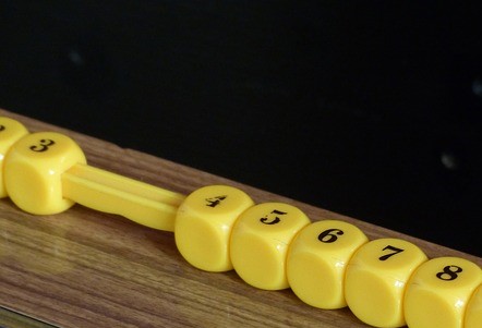 Zähler in gelb, Zahlen von 3 bis 8 als Zählhilfe