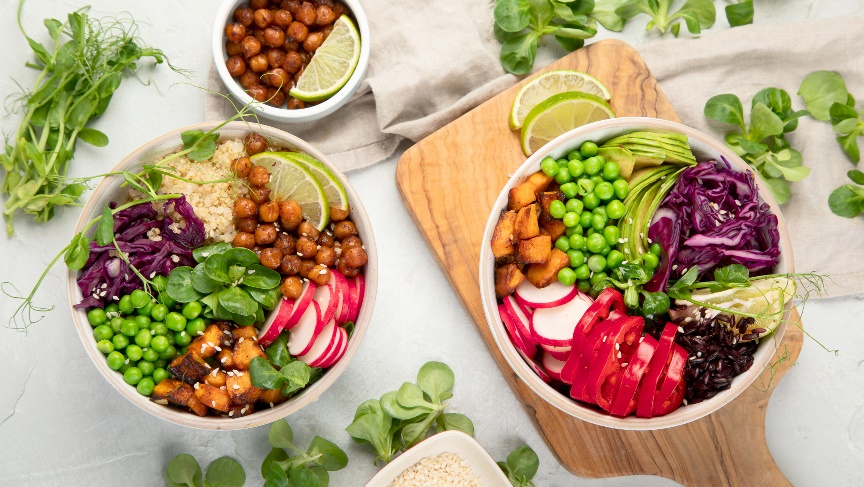 Beispiel Abendessen: Poké Bowl: Eiweiß (Huhn/Tofu/Huhn), Quinoa/Reis, Edamame-Bohnen und frisches Gemüse.