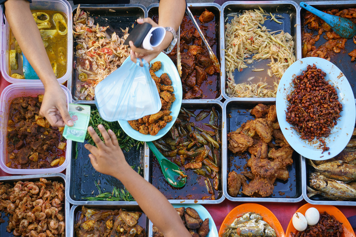 Thailändisches Straßenessen, Fleisch, Eier, Gemüse, Nudeln, Geld, schmutzige Hände.