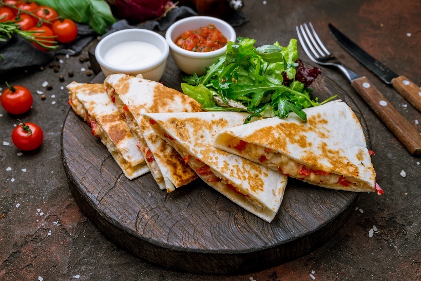 Beispiel für ein Mittagessen: gebackene Quesadilla mit Fleisch/Bohnen und Gemüse, Beilage mit Tomatensauce und frischem Gemüse