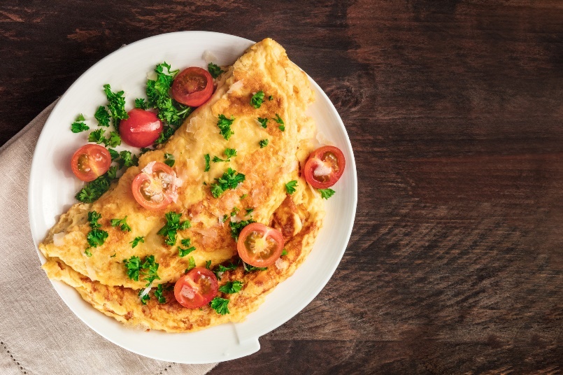 Beispiel für ein herzhaftes Frühstück: Eier-Omelett mit Kräutern und frischem Gemüse