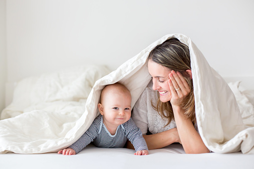 Lachendes Kind mit Mutter unter der Sänfte