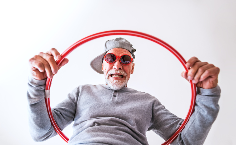 ein älterer Mann mit einer Mütze mit einem Kreis