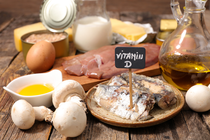 Vitamin D ist in Lebensmitteln wie Fisch, Leber, Öl, Eiern, Pilzen, Milchprodukten und Käse enthalten.