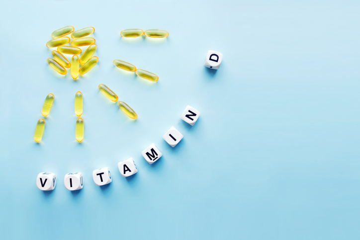 Auf dem Bild zeigen die Vitamin-D-Tabletten die Sonne und die Aufschrift Vitamin D