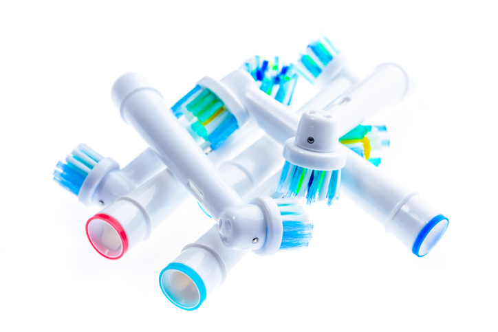 Austauschbare Köpfe auf der elektrischen rotierenden Zahnbürste, kommen in verschiedenen Farben für eine bessere Unterscheidung