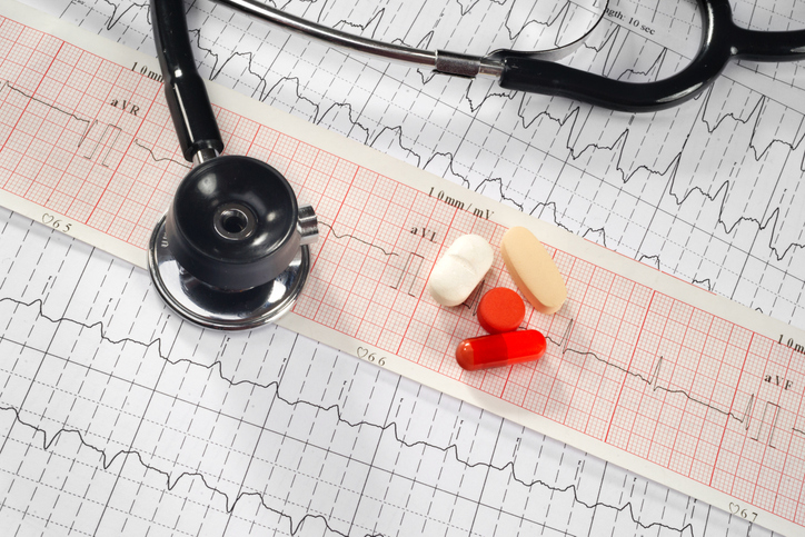 EKG-Aufzeichnung mit Phonendoskop und Medikamenten