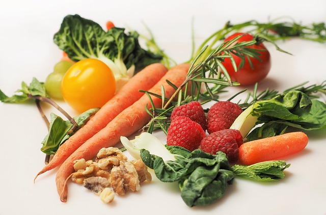 Frisches Gemüse, Karotten, Tomaten, Himbeeren, Nüsse. Locker.