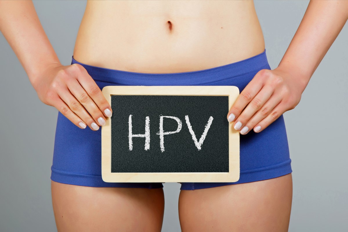 Frau hält ein Schild mit der Aufschrift HPV
