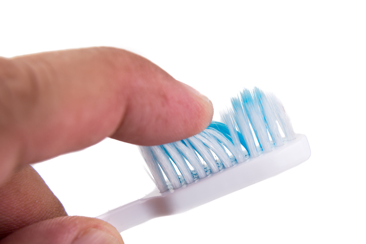Zahnbürste, Prüfung der Borstenhärte mit Finger, Zeigefinger