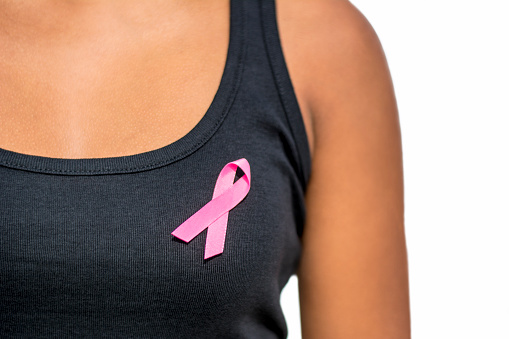 Kennzeichnung von Brustkrebs mit einer rosa Schleife.