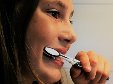 Ein Mädchen beim Zähneputzen