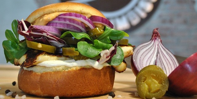 Hamburger, leckeres Essen, erhöht die Speichelproduktion