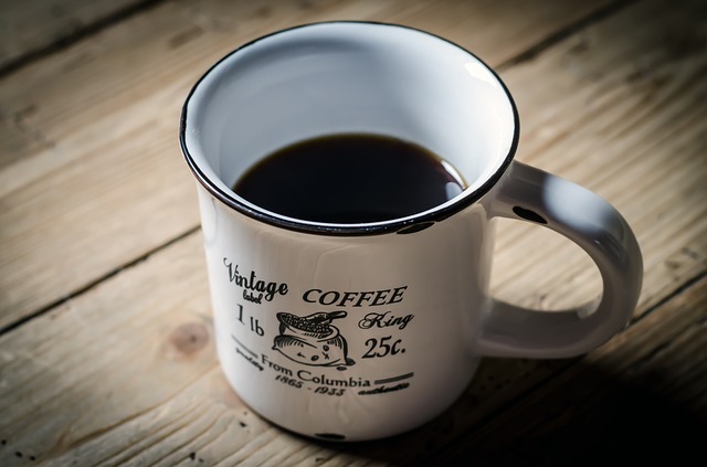 Tasse mit Kaffee auf einem Holztisch